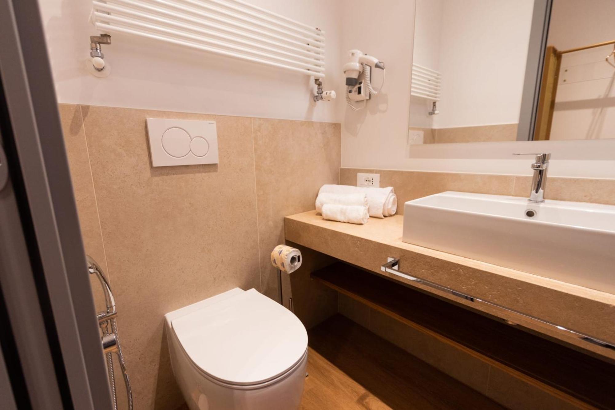 Trevi Monti House Hotel โรม ภายนอก รูปภาพ