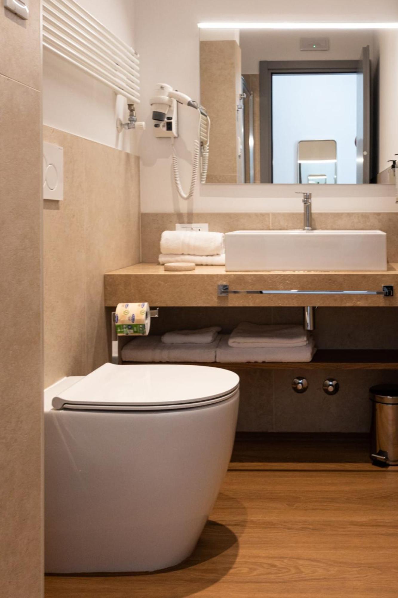 Trevi Monti House Hotel โรม ภายนอก รูปภาพ
